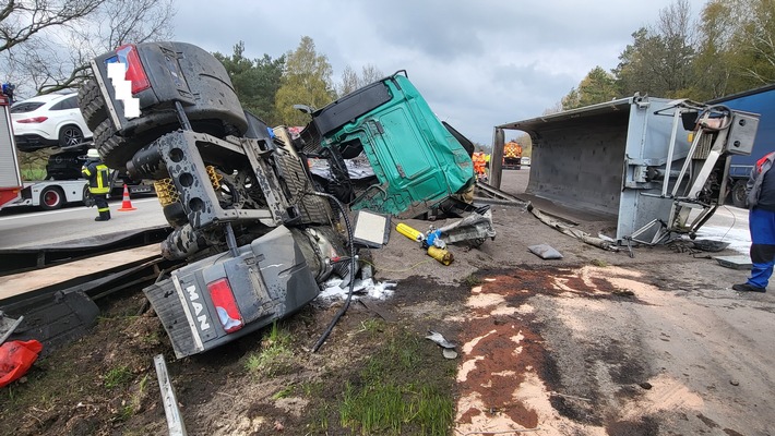 POL-CUX: Schwerer Verkehrsunfall auf der BAB27 - Sattelzug durchbricht die Mittelschutzplanke - Fahrzeugführer mit lebensgefährlichen Verletzungen ins Krankenhaus gebracht - Vollsperrung dauert an
