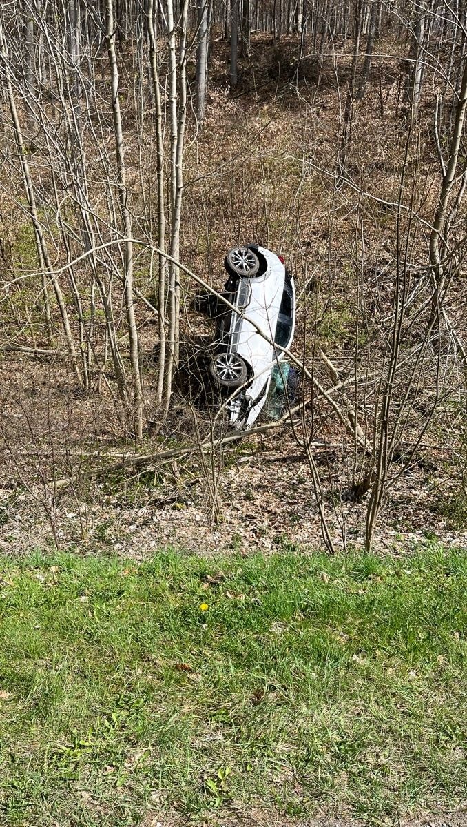 POL-HX: Pkw kommt von Straße ab und überschlägt sich - Fahrerin leicht verletzt