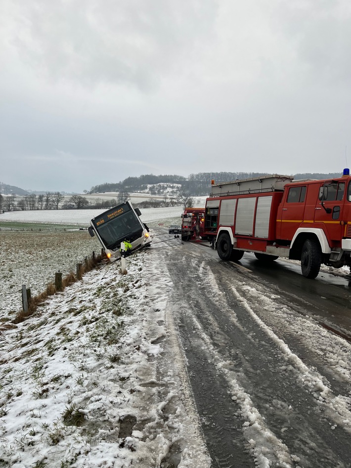 POL-HX: Elf Unfälle auf glatten Straßen im Kreis Höxter