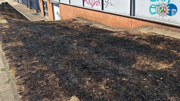 POL-OB: Rasenfläche vor dem Hirsch-Center gerät nach Böllerwurf in Brand - Polizei sucht Zeugen