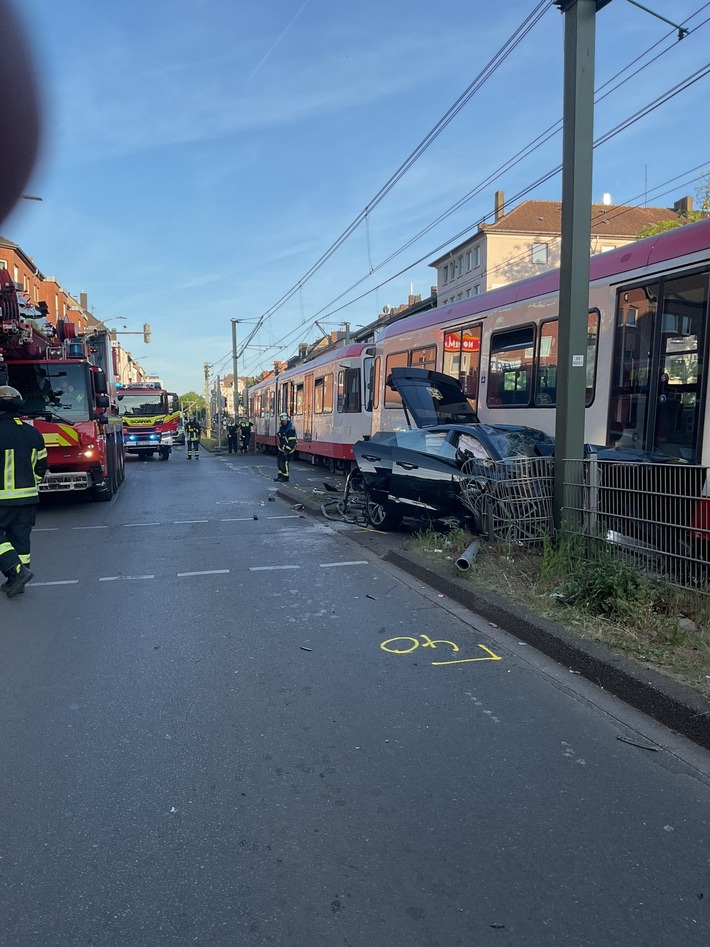 FW-DO: Schwerer Unfall zwischen PKW und Straßenbahn