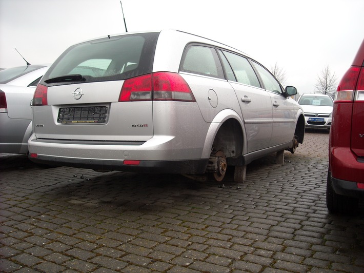 POL-HOL: Holzminden - Gewerbegebiet Bülte: Auto "aufgebockt" und Räder gestohlen - 2.500,-- EUR Schaden -