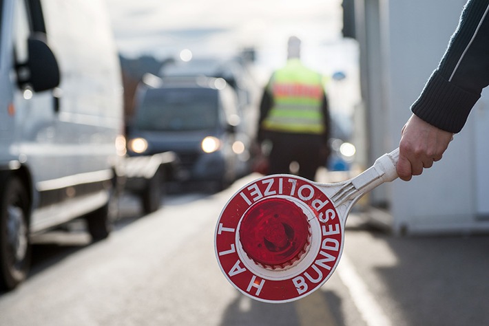 Bundespolizeidirektion München: 4.000 Euro in ganz großen "Blüten" / Bundespolizei stellt gefälschte 500-Euro-Scheine sicher