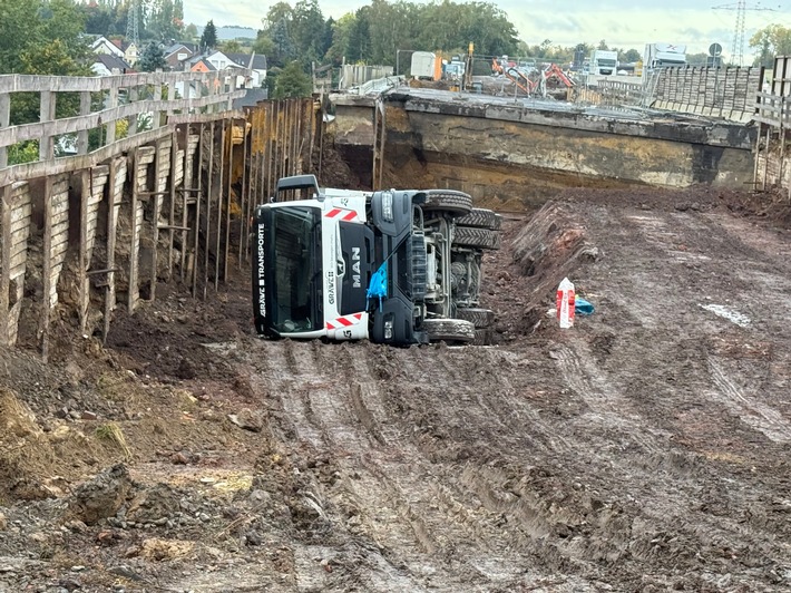 FW-DO: LKW kippt in Baustelle um, zwei Personen verletzt