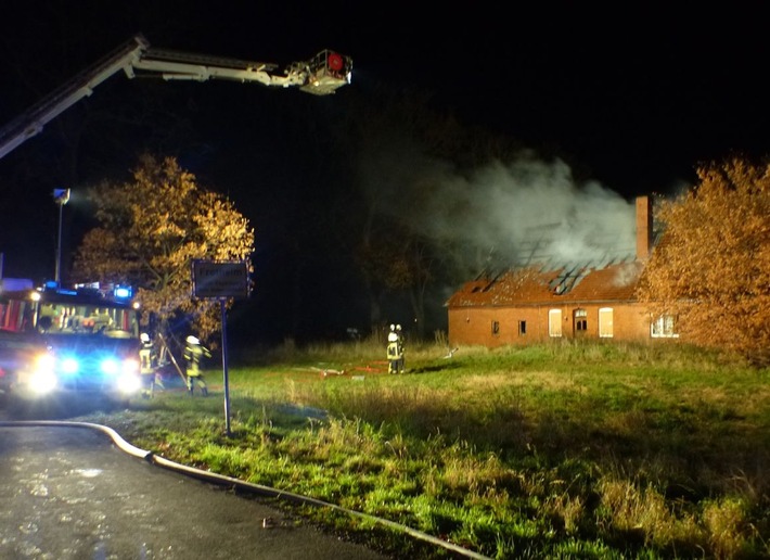 POL-MI: Nach Brand in Frotheim: Polizei vermutet Feuerwerksraketen als Auslöser - Ermittler suchen zwei Jugendlichen als Zeugen