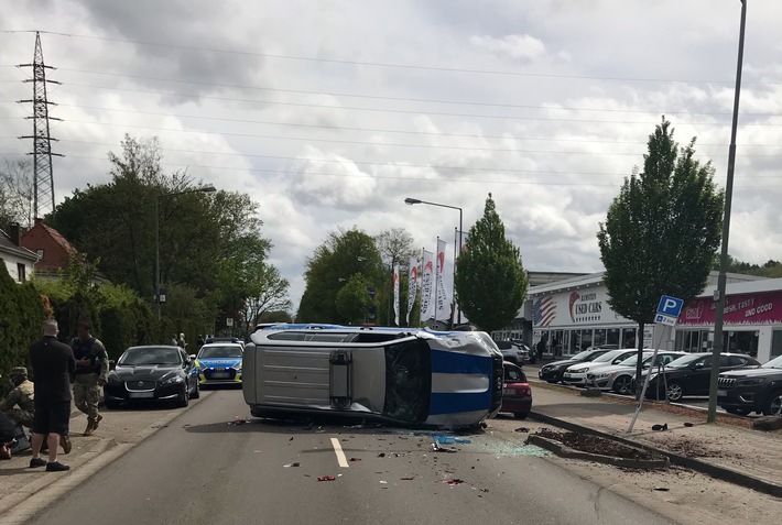 POL-PPWP: Unfall: Fahrzeug überschlägt sich