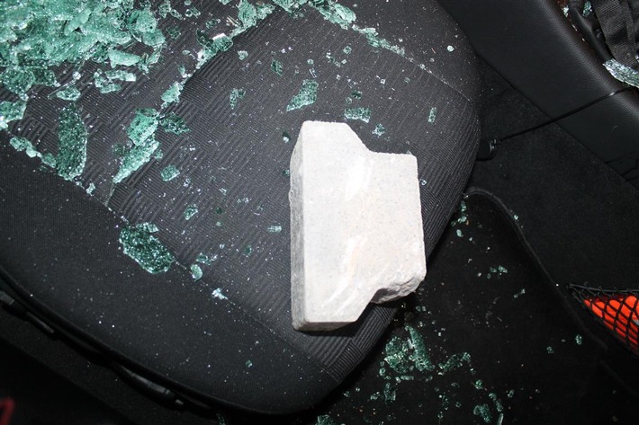 POL-PPKO: Seitenscheibe eines Mercedes mit Pflasterstein eingeworfen