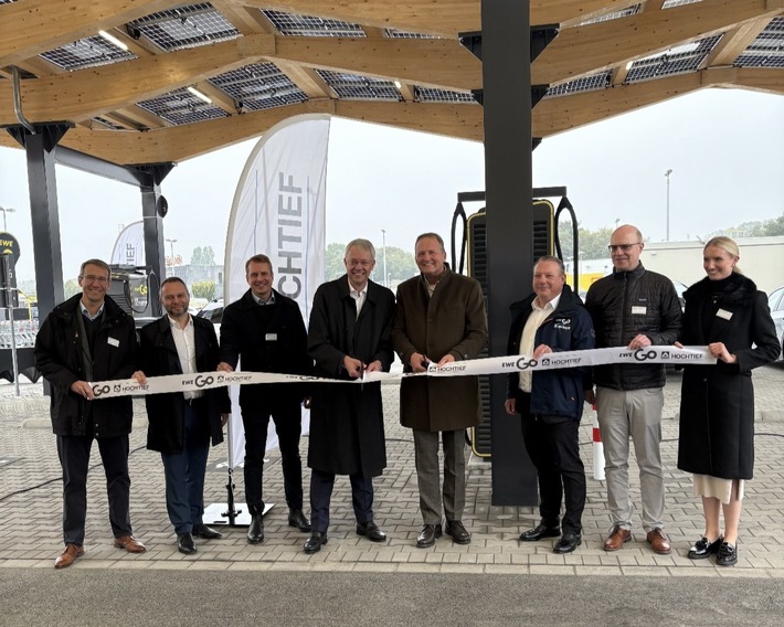 Bisher größter und erstmals überdachter Ladepark von EWE Go und HOCHTIEF geht in Oer-Erkenschwick ans Netz