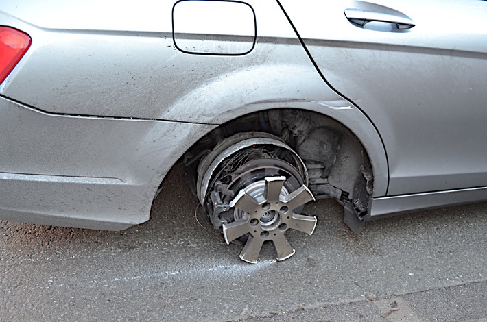 POL-HM: Auto fährt bei Thüste / Wallensen mindestens 6 Kilometer auf der Felge