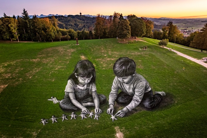 Saype enthüllt sein neues Werk mit Handicap International: "Tissu d