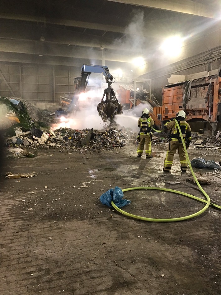 FW-BOT: Brand in einer Lagerhalle - Aufwändige Löscharbeiten