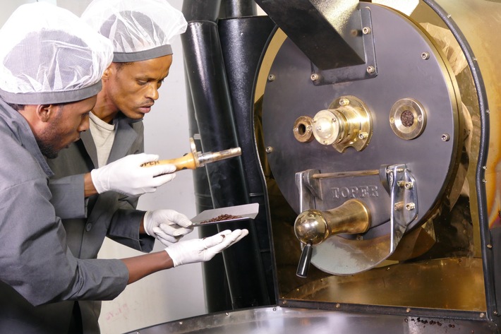 Erste afrikanische Kaffeerösterei erhält EU-Zertifizierung