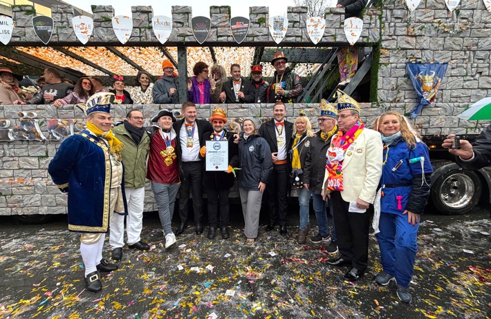 Rekord beim Rosenmontagsumzug – Verein »Gänsehälse Essen« lässt Deutschlands längsten Karnevalswagen fahren
