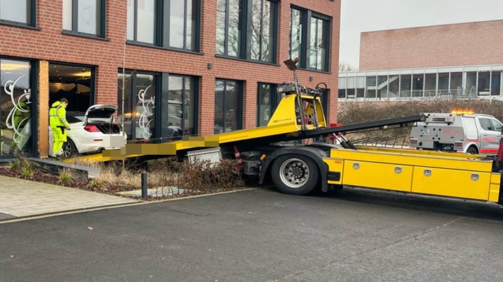 POL-MS: Auto fährt in Zahnarztpraxis - Polizei ermittelt