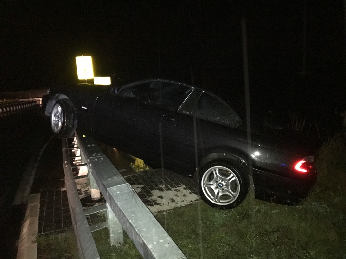 POL-PDKH: Auto landet nach Verkehrsunfall auf Brückengeländer