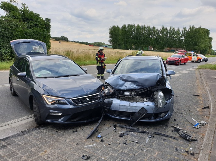 FW-MH: Schwerer Verkehrsunfall mit drei verletzten Personen auf der Mendener Straße.