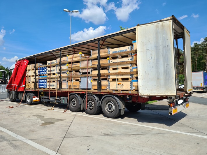 POL-HK: Walsrode: Gartenlounge entwendet, Schneverdingen: Scheibe eingeschlagen, Walsrode: LKW-Kontrollen auf der A7 (Fotos anbei), etc.