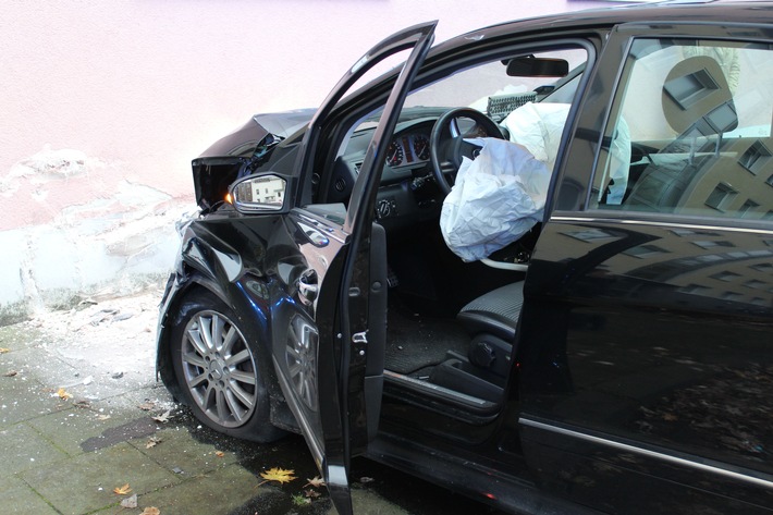 POL-DU: Neudorf: Mercedes fährt gegen Hauswand - Fahrer verletzt
