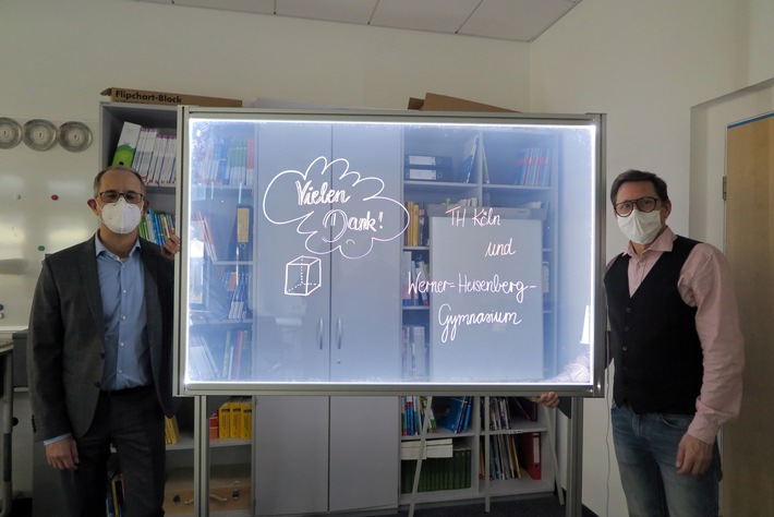 Innovative Unterrichtsvideos: Campus Leverkusen unterstützt Werner-Heisenberg-Gymnasium mit einem Lightboard