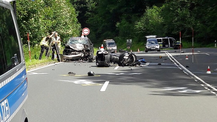 POL-HM: Verkehrsunfall auf dem Kratzeberg - Motorradfahrer tödlich verletzt