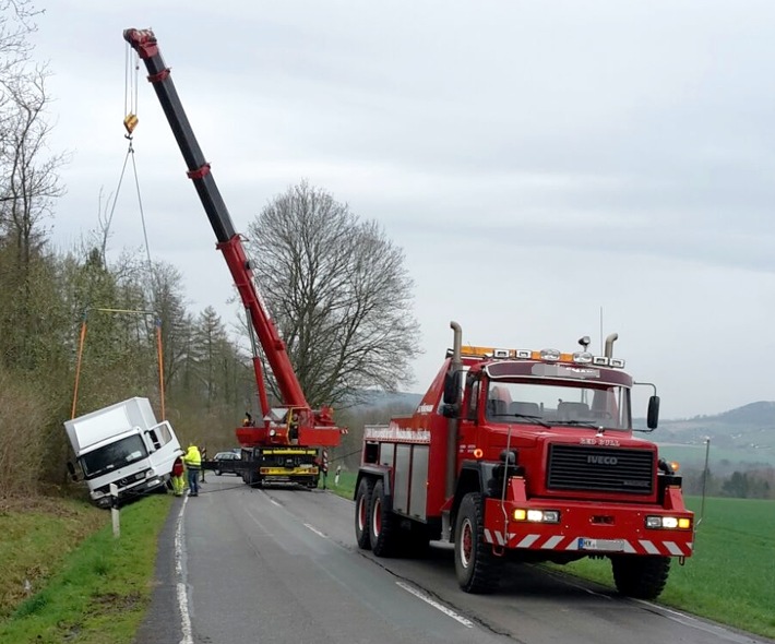 POL-HM: Missglücktes Überholmanöver - alkoholisierter Autofahrer löst Unfall aus