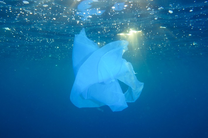 Plastiktüte im Mittelmeer.Plastic bag drifting in the Mediterranean sea.Philipp Kanstinger / WWF Plastiktüte im Mittelmeer.Plastic bag drifting in the Mediterranean sea.Philipp Kanstinger / WWF