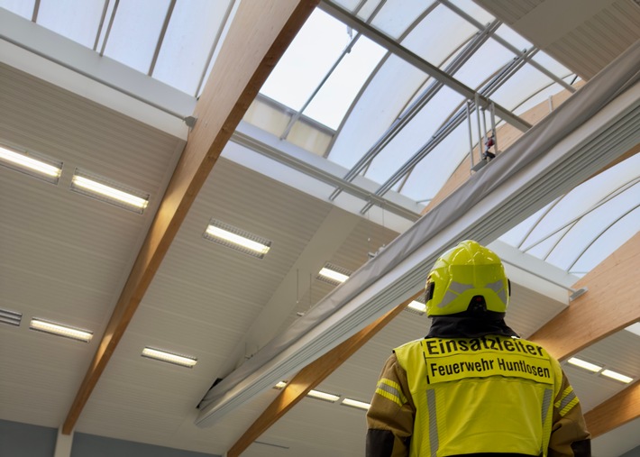 FW-OLL: Regenwasser dringt durch beschädigte Dachluke - Feuerwehr verhindert größeren Schaden an Sporthalle