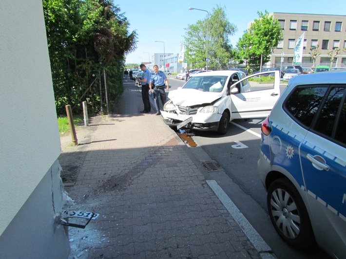 POL-F: 170518 - 523 Frankfurt-Griesheim: Auto kracht in Polizeirevier
