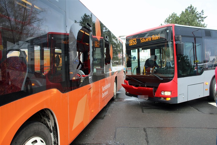 POL-UN: Schwerte - Verkehrsunfall zwischen zwei Linienbussen: vier Personen leicht verletzt