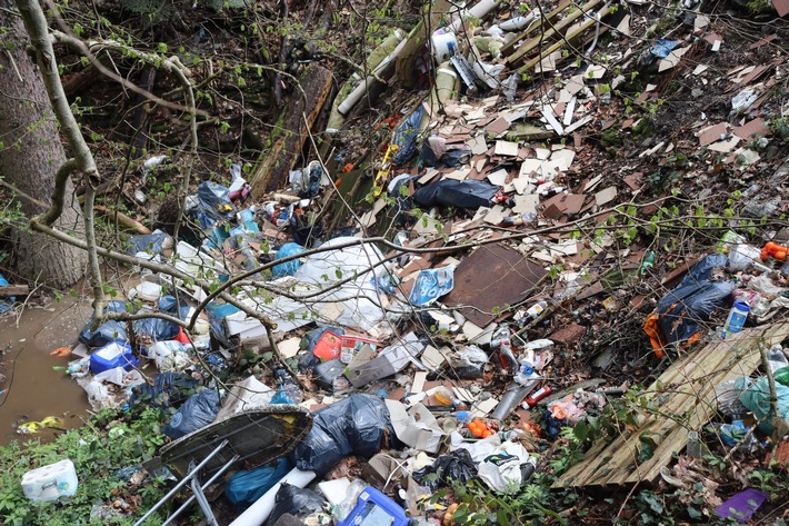 POL-PDWIL: Illegale Müllentsorgung im Wald im Bereich eines Parkplatzes an der B421 (Zeller Berg)