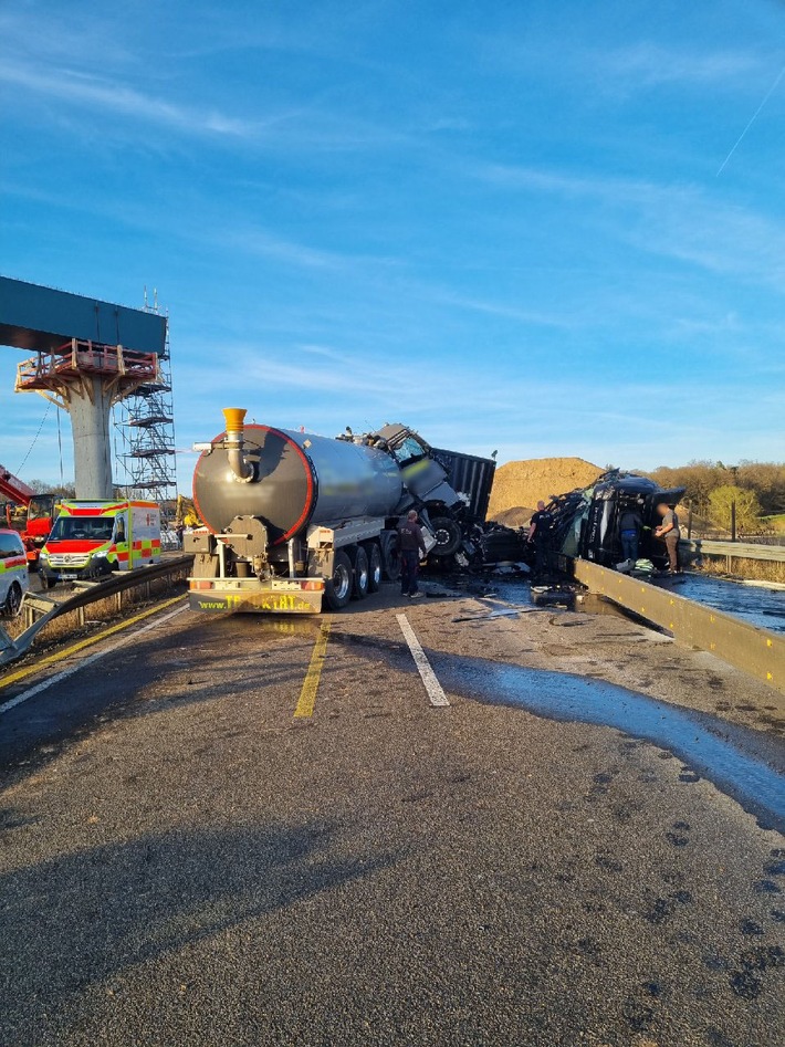 POL-OH: Verkehrsunfall auf der A 5 - Fotos