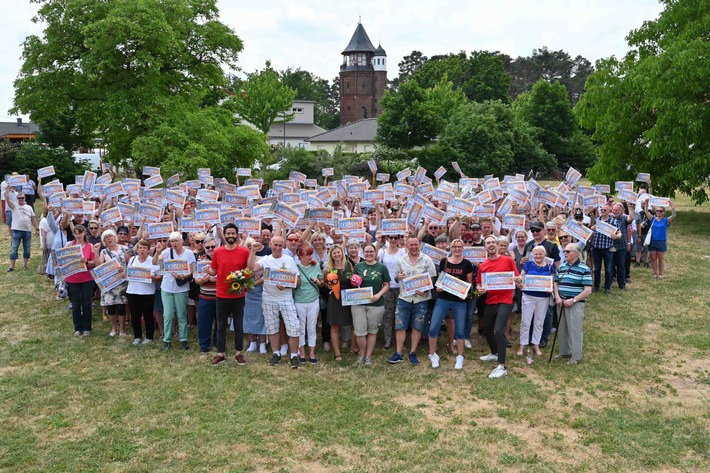 Postcode Lotterie-Monatsgewinn geht nach Königs Wusterhausen: 528 Gewinner*innen freuen sich über 1,4 Millionen Euro