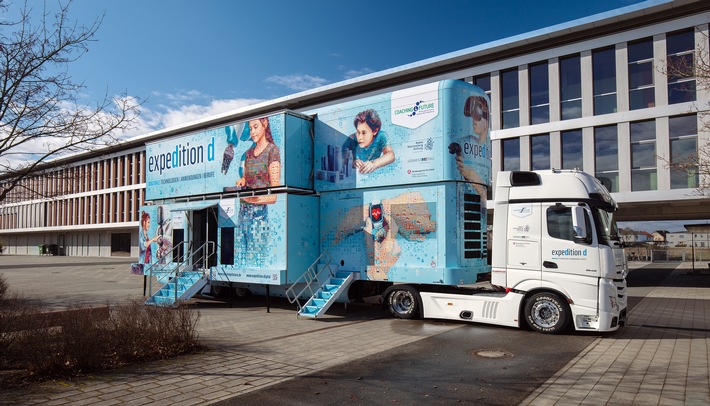 Digital-Truck bei Aesculap in Tuttlingen (02.-04.05.): Erlebnisausstellung zeigt Technologien der digitalen Arbeitswelt