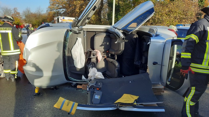 FW Voerde: Verkehrsunfall in Voerde