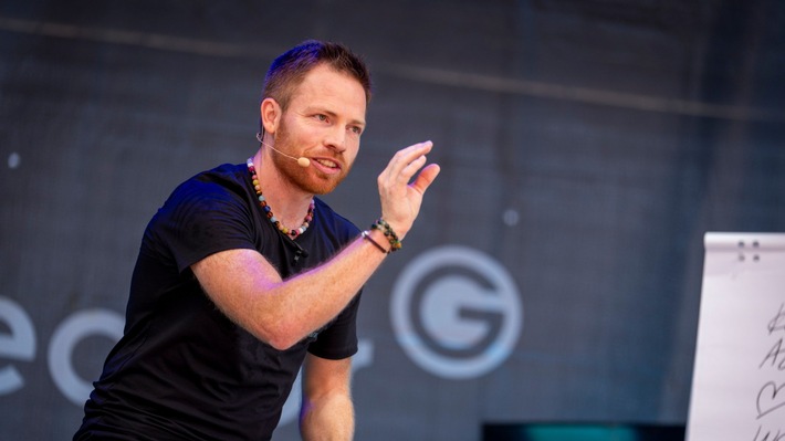 Andreas Ackermann: Erfahrungen mit HypnoManifestation im Mentoring von feelen