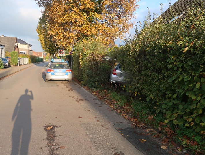 POL-DEL: Landkreis Oldenburg: Pkw kommt in Hude von Fahrbahn ab und in einer Hecke zum Stillstand