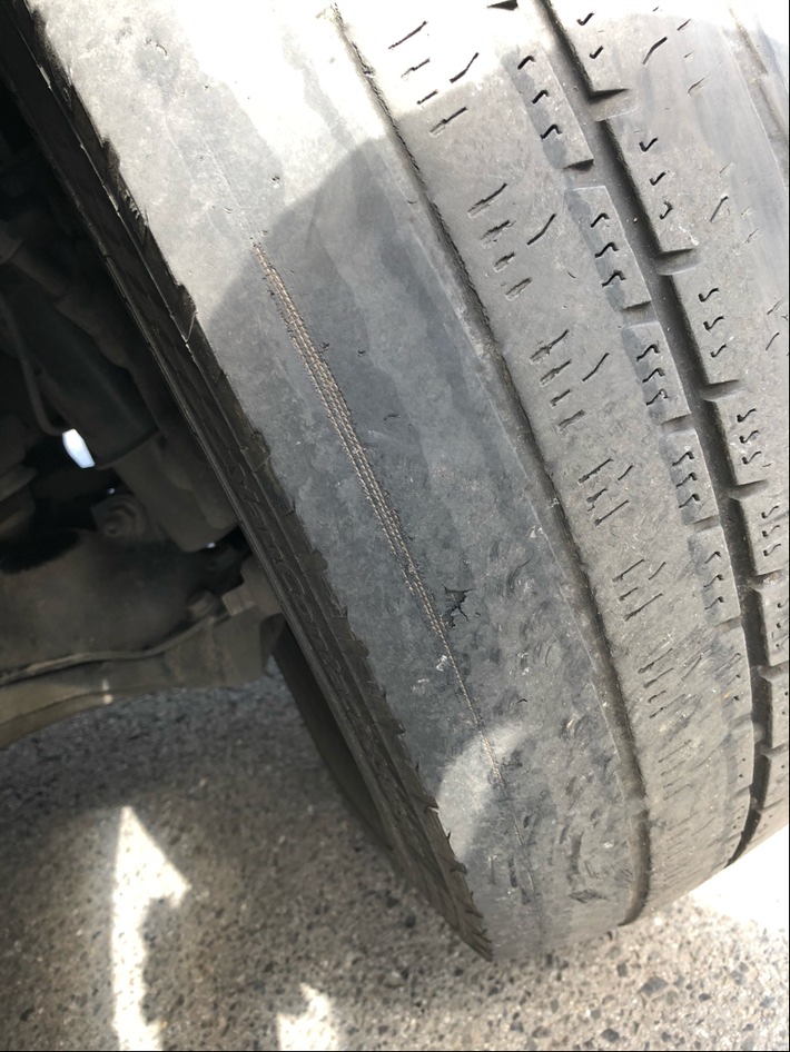 POL-DO: Mindestprofiltiefe aller Reifen unterschritten - Polizei untersagt Paketzusteller die Weiterfahrt