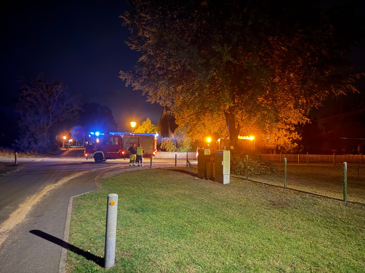 FW Flotwedel: 800 Meter lange Ölspur beschäftigt Feuerwehr in Neu-Schepelse