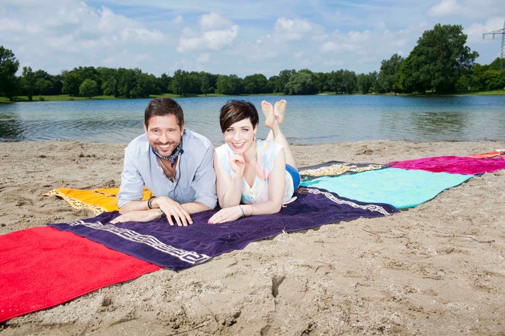 "Abenteuer Leben" auf Rekordjagd in St. Peter-Ording: Andreas Türck und Kathy Weber schaufeln, wälzen und schlecken sich am 13. Juli 2013, ab 9.00 Uhr, in sieben Disziplinen gen Bestmarke (BILD)