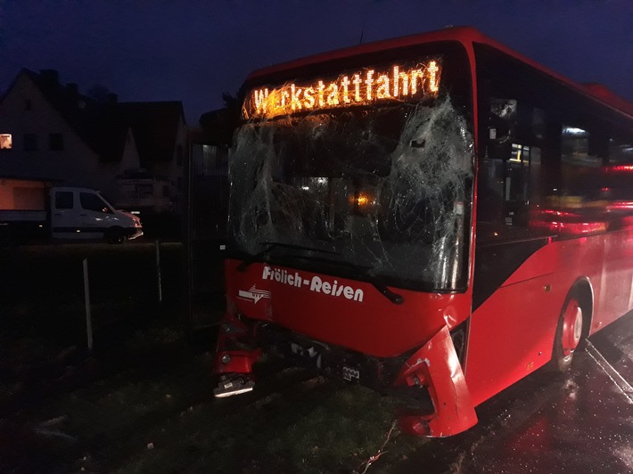 POL-ESW: Linienbus fährt in Gartengrundstück