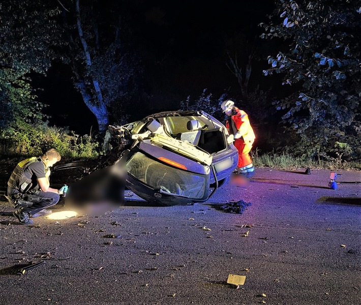 POL-NE: 18-Jähriger verstirbt bei Verkehrsunfall, 15-Jähriger in Lebensgefahr