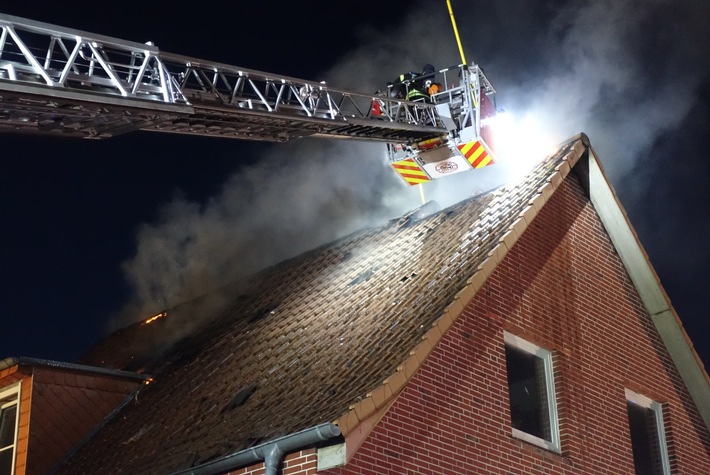 FW-HEI: Feuer in einem Mehrfamilienhaus - Brand wird mir zwei Drehleitern gelöscht