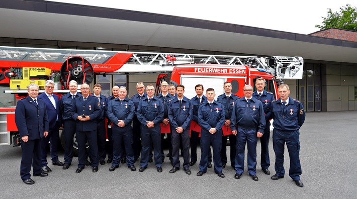 FW-E: Feuerwehrdezernent Christian Kromberg verleiht Ehrenzeichen