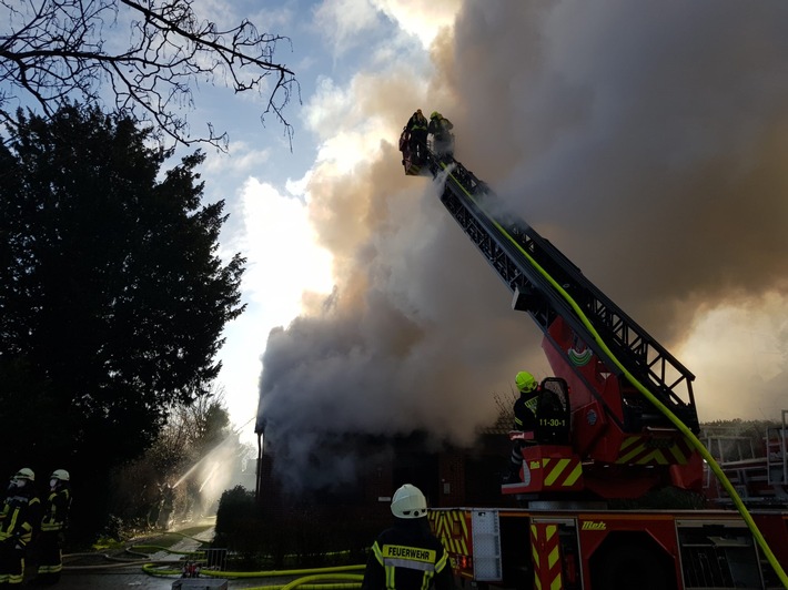 POL-WHV: Vollbrand eines Einfamilienhauses in Schortens - 82-jähriger Hausbewohner verstorben - Brandermittlungen dauern an (mit Bild)