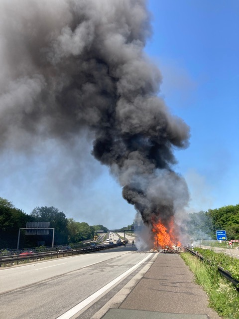 POL-WI: Brennendes Wohnmobil, Gemarkung Limburg, BAB 3, km 107, Fahrtrichtung Köln, Samstag, 21.06.2025, 12:00 Uhr