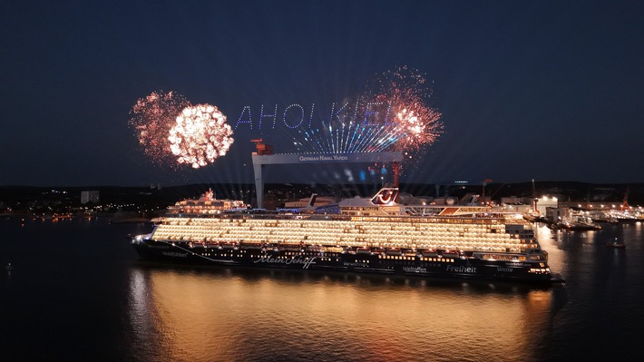 Der schönste Moment des Jahres auf hoher See: Die Mein Schiff 7 wurde in der Kieler Förde getauft