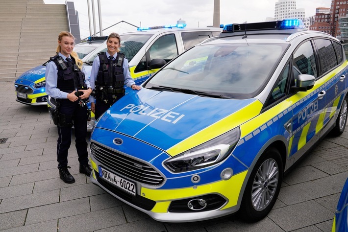 Zwei Polizistinnen aus Nordrhein-Westfalen freuen sich über den Ford S-MAX als neues Einsatzfahrzeug. Bald fahren auch die Kollegen von der Bundespolizei den Sportvan des Kölner Autoherstellers als Streifenwagen. Weiterer Text über ots und www.presseportal.de/nr/6955 / Die Verwendung dieses Bildes ist für redaktionelle Zwecke honorarfrei. Veröffentlichung bitte unter Quellenangabe: "obs/Ford-Werke GmbH/Friedrich Stark"