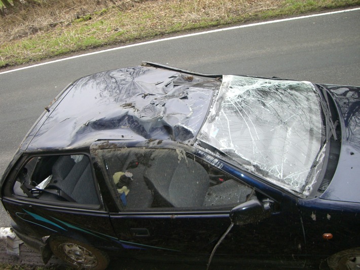 POL-HOL: Landesstraße 584 - Warbsen - Forst: Ins Schleudern geraten und überschlagen - Fahrer leicht verletzt / 4.000,-- EUR Sachschaden -