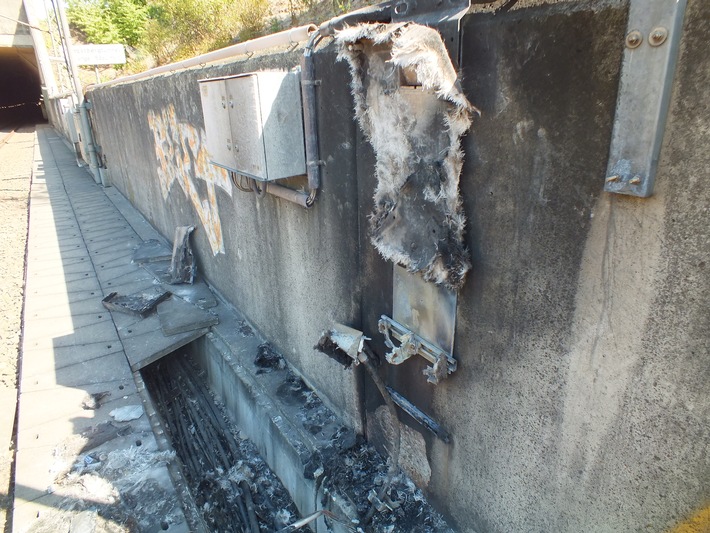BPOLI-KA: Sachbeschädigung durch Brandlegung im Bereich Pfingstbergtunnel