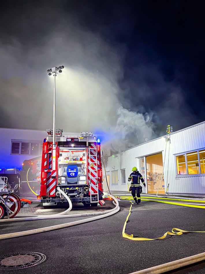 FW-NE: Feuer in einer Werkstatthalle | Feuerwehr verhindert Brandausbreitung